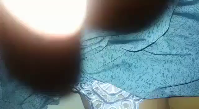 Les muestro su panocha de mi cholita mientras ella duerme